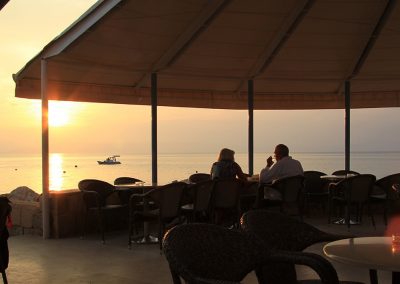 Caffe bar Lanterna uz zalazak sunca u kampu Kovačine