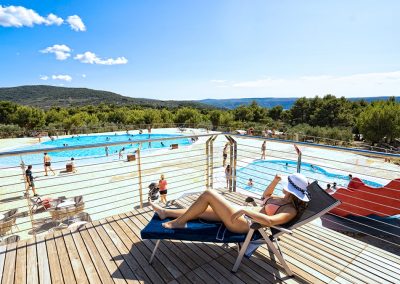 Sunčalište na bazenu kampa kovačine