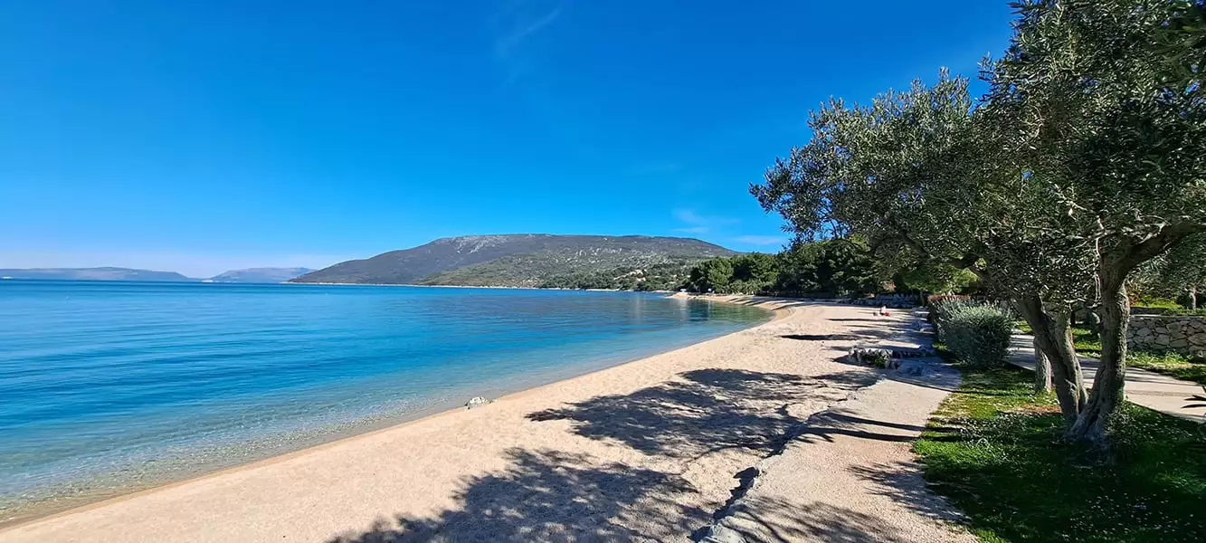 Slušanje valova, plaža kampa Kovačine, Cres