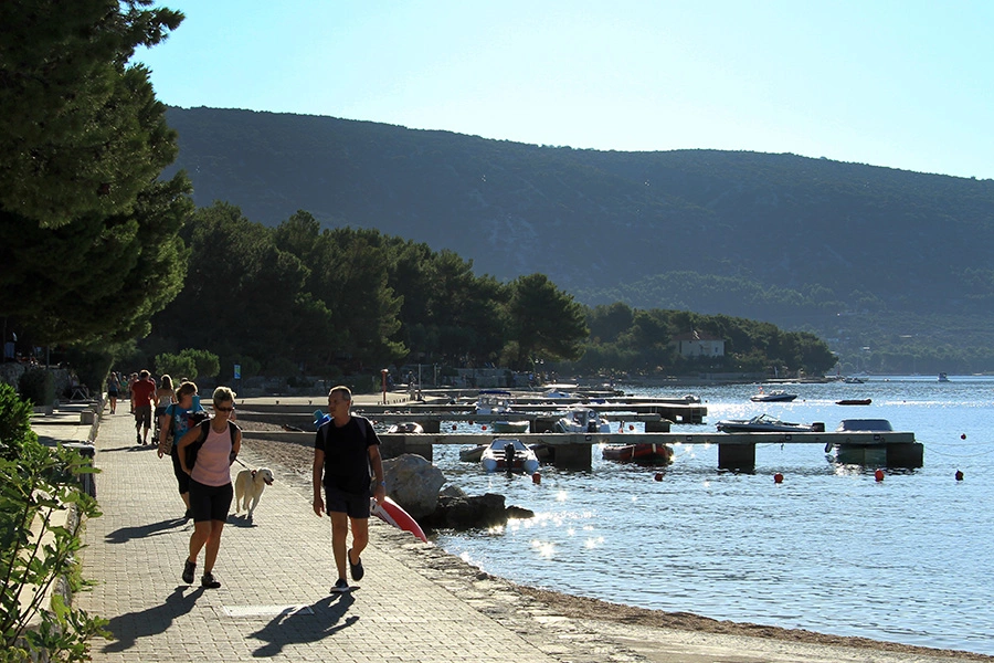 Šetnica od kampa do grada Cresa, kamp Kovačine, Cres